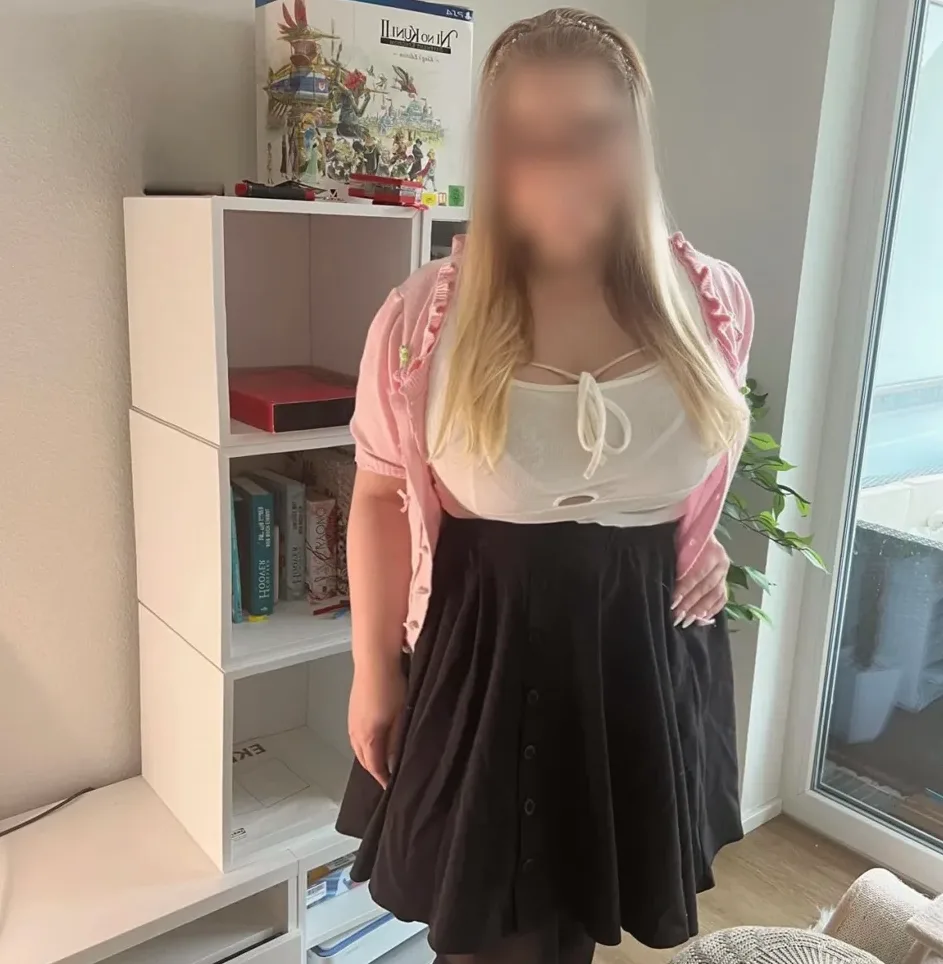 Claudia, 32