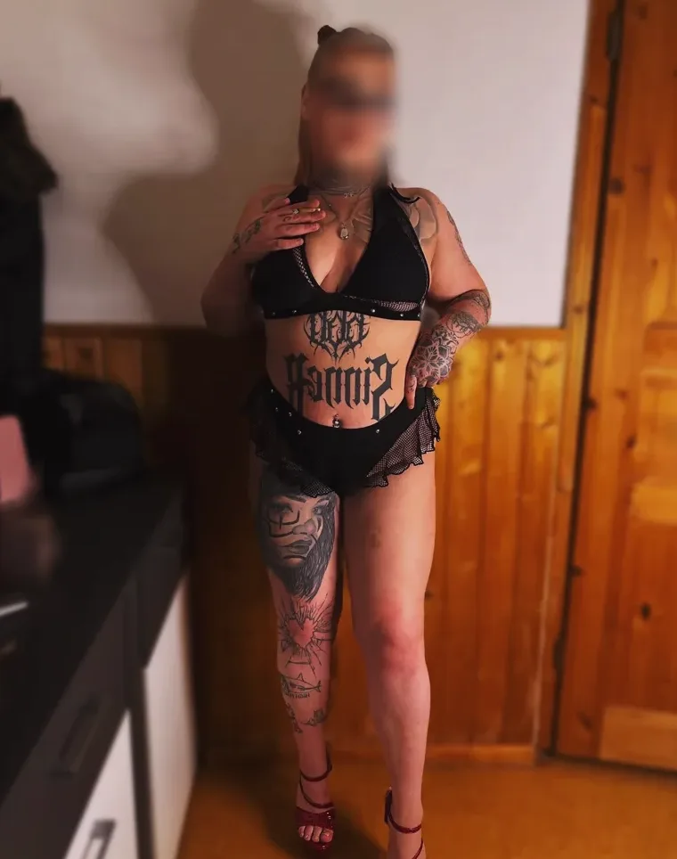 Mia, 26