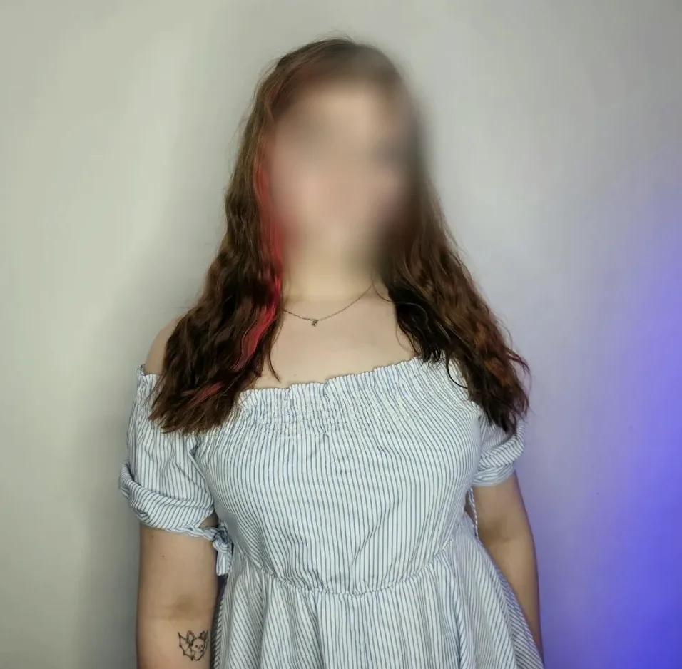 Mia, 21